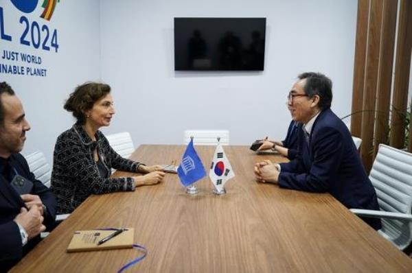 Foreign Minister Cho Tae-yul (R) meets with UNESCO Director-General Audrey Azoulay on the sidelines of the Group of 20 foreign ministers' meeting in Rio de Janeiro, Brazil, on Feb. 22, 2024, in this photo provided by the foreign ministry. (PHOTO NOT FOR SALE) (Yonhap)